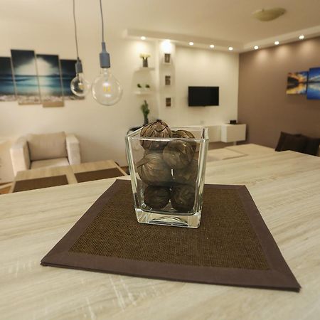 Modern Apartment With Free Parking โนวีซาด ภายนอก รูปภาพ