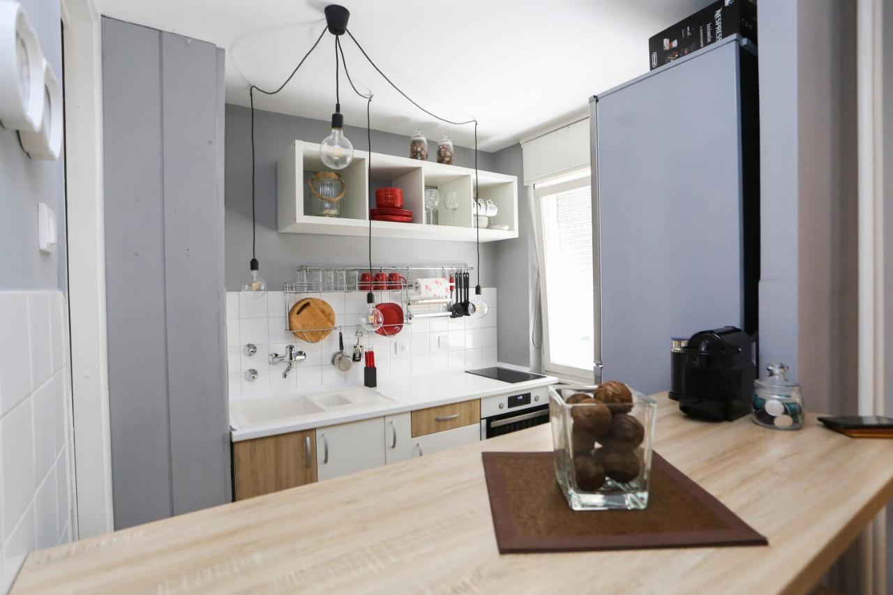 Modern Apartment With Free Parking โนวีซาด ภายนอก รูปภาพ